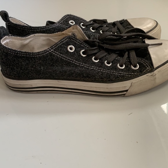 Women's Low Top Sneakers - Picture 3 of 4